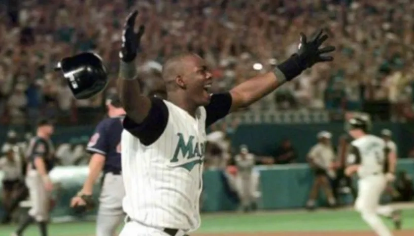 Edgar Rentería celebrando el 'Hit de oro' en aquel partido.