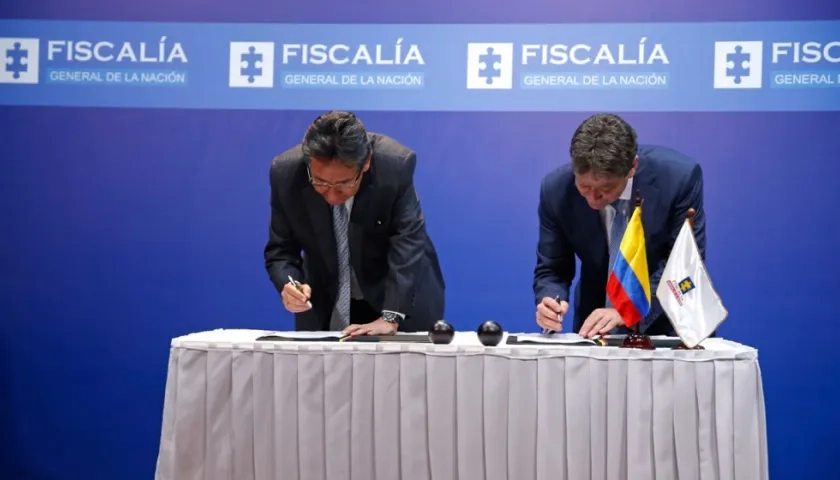 El Fiscal y el Presidente de la Andi suscribiendo el acuerdo de apoyo entre las dos entidades.