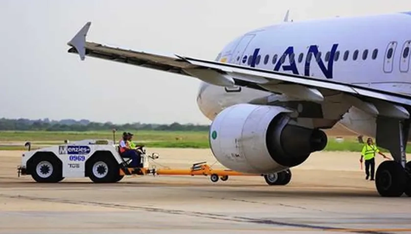 Un avión de Latam en la pista del Ernesto Cortissoz.