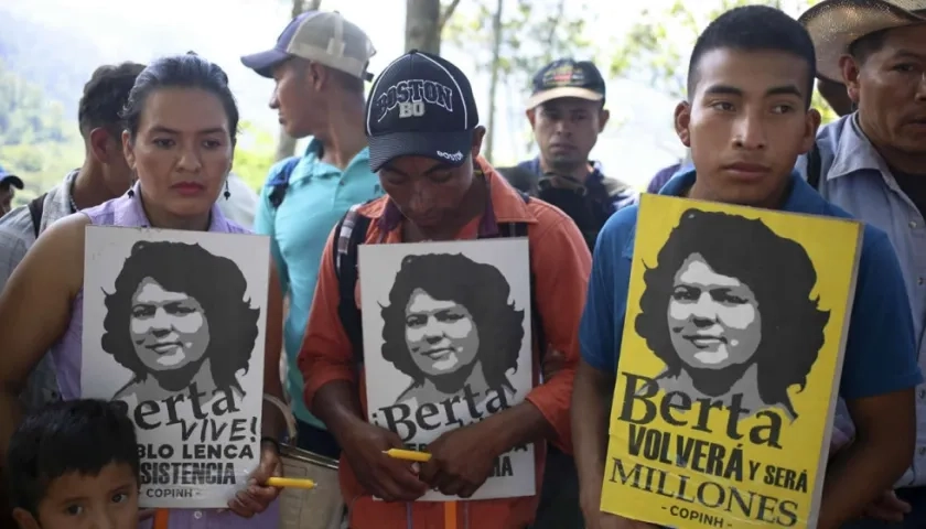 Indígena Lenca sostienen carteles de su máxima líder indígena y ambientalista, Berta Cáceres