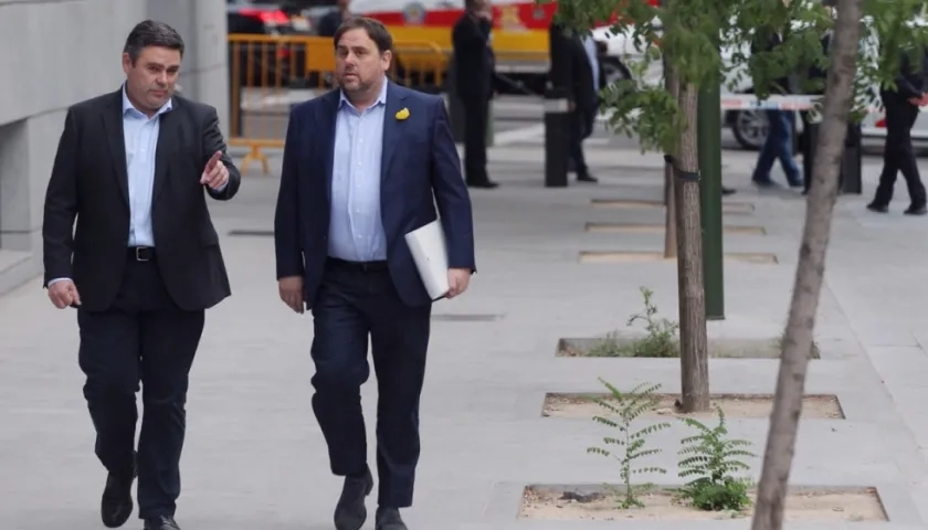 El vicepresidente cesado de la Generalitat de Cataluña, Oriol Junqueras (d), a su llegada a la sede de la Audiencia Nacional