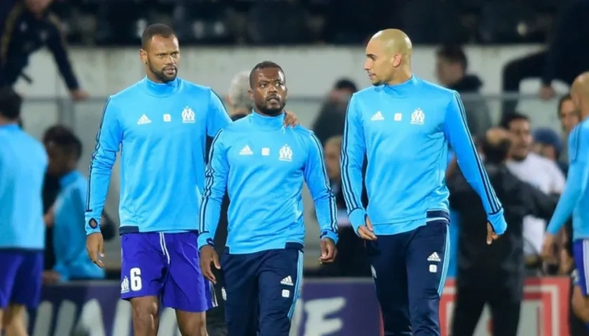 El lateral izquierdo tuvo que ser calmado por sus compañeros después de la agresión.