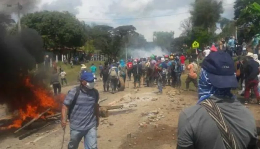 El bloqueo de vías ha sido la característica principal de las protestas de los indígenas.