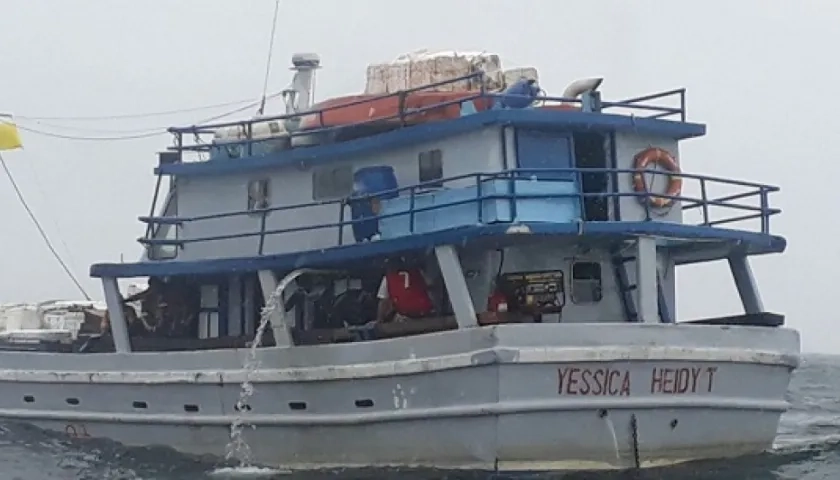 En esta embarcación iban las 11 personas rescatadas en el Océano Pacífico.
