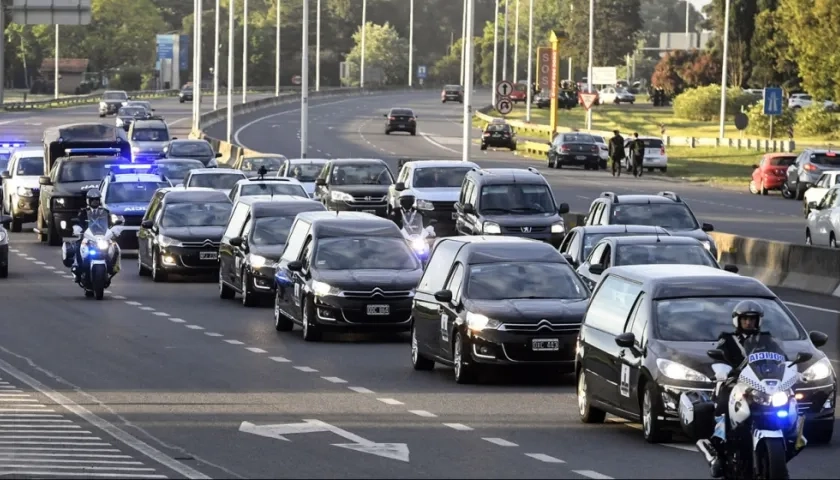  Coches fúnebres trasladan los cuerpos de los cinco argentinos
