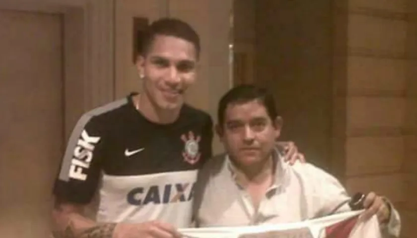 El periodista Pierre Manrique al lado de Paolo Guerrero.