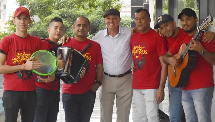 Organizadores del Festival Cóndor Legendario, con el compositor de la canción Alfonso Molina.
