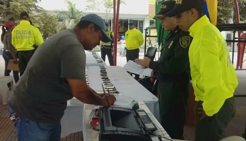 El coronel Raúl Riaño hizo entrega de los celulares a sus respectivos dueños.