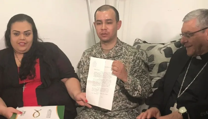 Edwin Restrepo sostiene la carta del Papa Francisco. Una mina antipersonal lo dejó invidente y sin tres de sus extremidades.