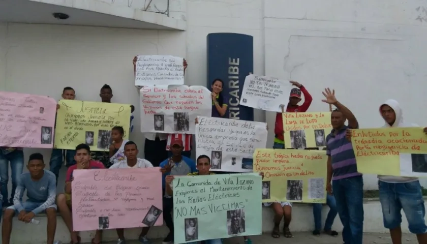 Los familiares protestaron frente a la sede de Electricaribe, en Soledad.