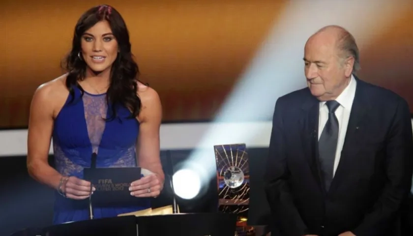  Hope Solo acusó al expresidente de la FIFA Joseph Blatter, en la foto de haberla acosado.