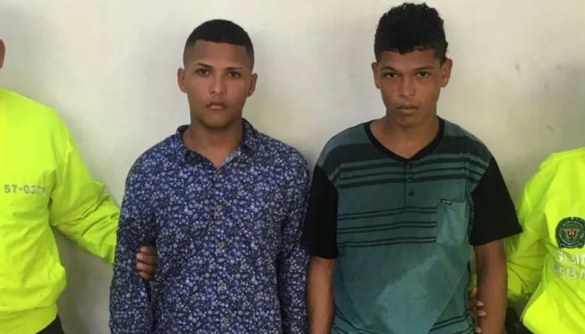 Francisco Manuel y Aldair Francisco Lora Pérez, tras ser capturados por la Policía.