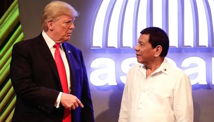 Donald Trump, saludando al Presidente de Filipinas, Rodrigo Duterte,