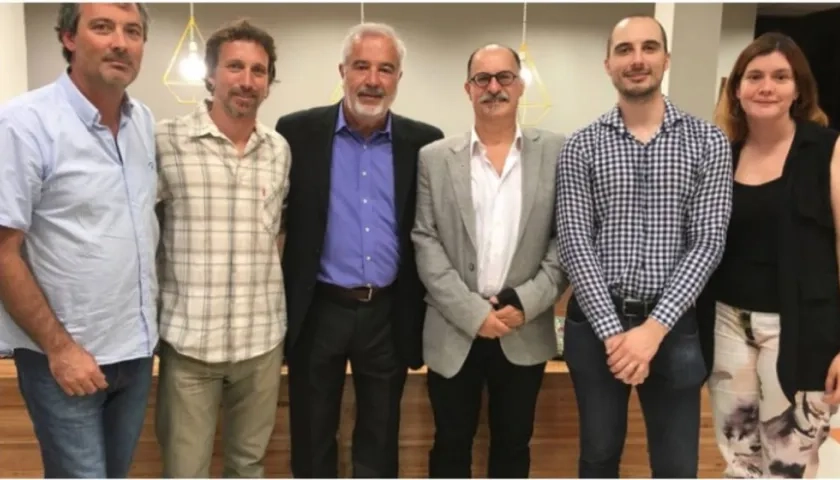 Investigadores del CONICET involucrados en el proyecto junto al Director de Relaciones Institucionales del Consejo.