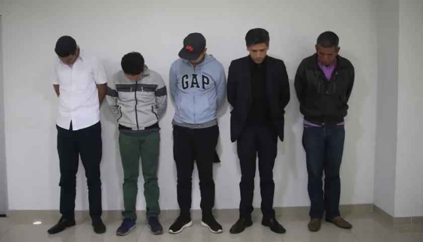 Las autoridades colombianas capturaron a seis personas, entre ellas cinco extrabajadores de una aerolínea