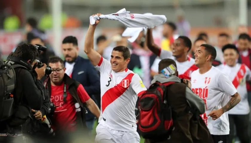 Jugadores de la selección peruana celebran la clasificación al Mundial.