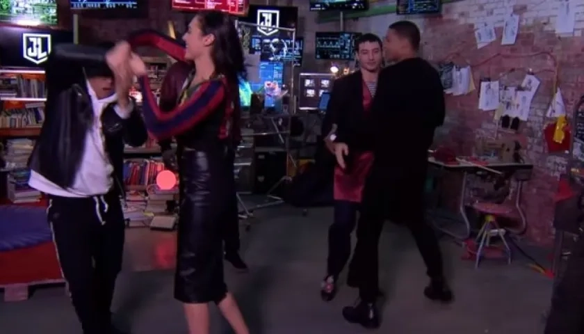 El Mindo bailando con la actriz Gal Gadot.