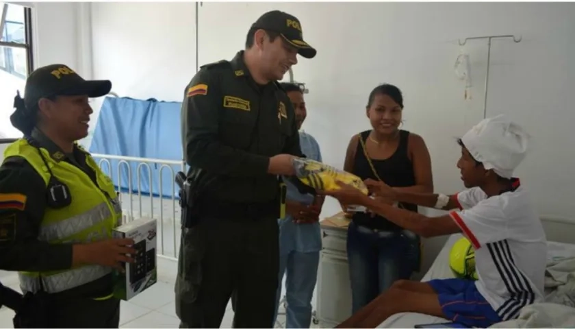 El menor recibió varios regalos.