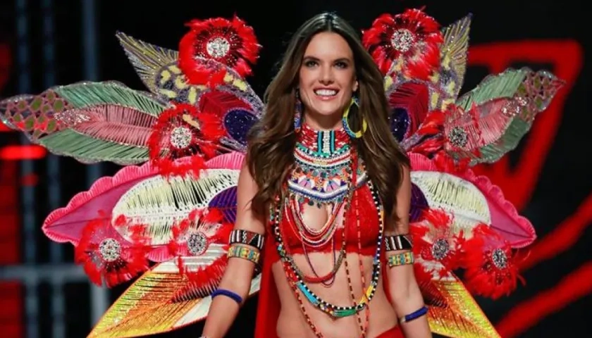 Alessandra Ambrosio en el desfile de Victoria's Secret.
