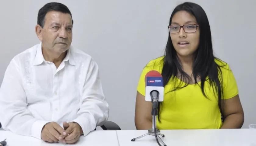 Licenciado Jorge Torres Díaz y la estudiante Massiel Gutiérrez Paz.