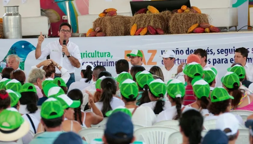 “Es un país que debe volver a la ruralidad. Este no puede ser un país urbano" dijo el ministro en Mesetas.