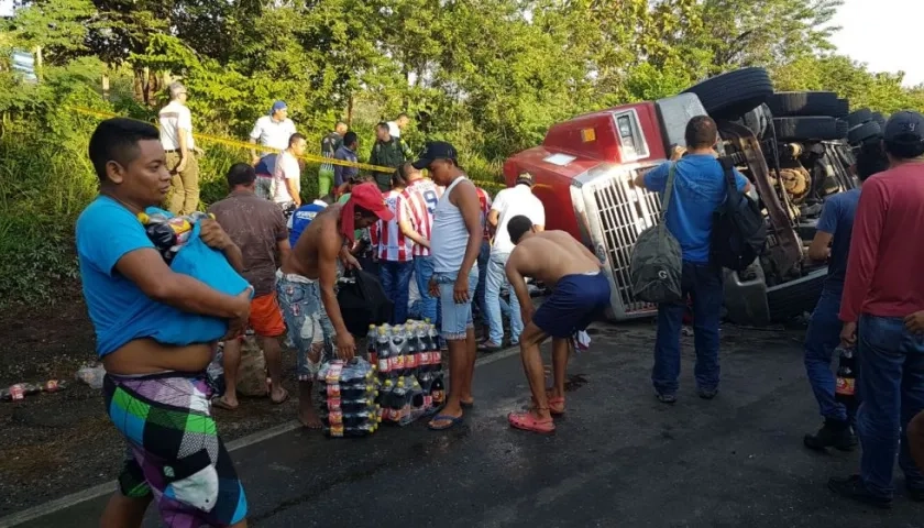 Habitantes se llevaron pacas de la bebida.