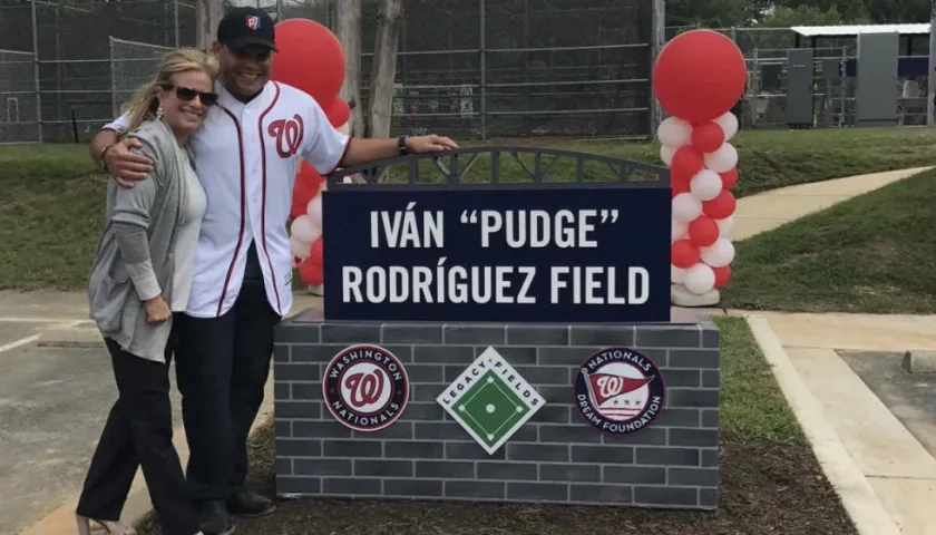 Iván Rodríguez y su esposa al lado del campo que fue bautizado en su honor. 