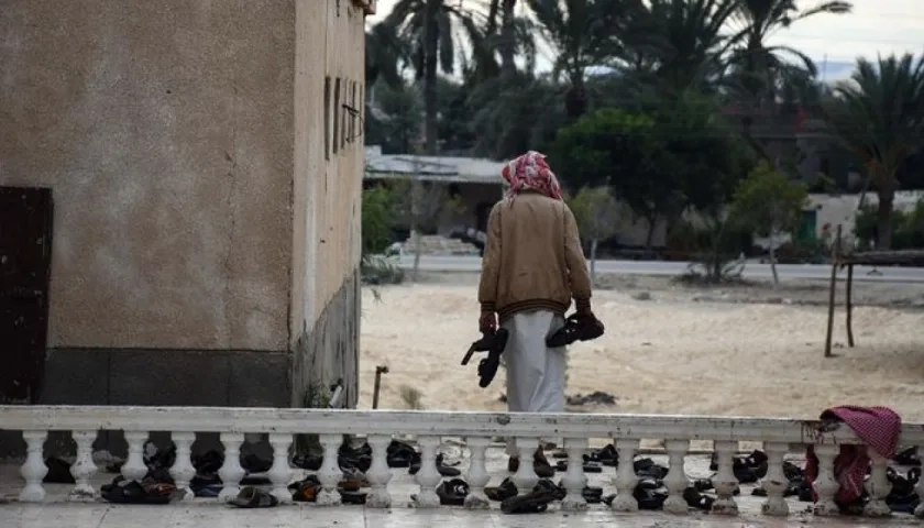 Los atacantes disparaban desde las ventanas y las puertas.