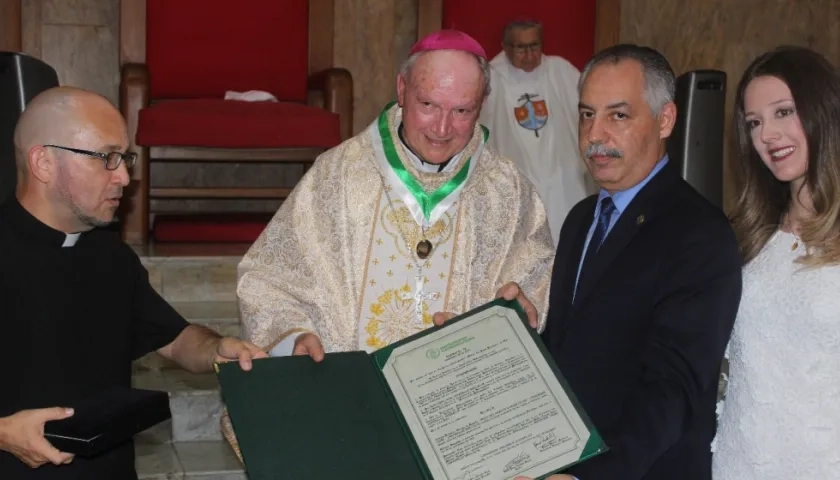 Monseñor Jairo Jaramillo recibió la distinción de parte del rector de Unimetro Juan José Acosta Ossío  y la nieta de fundador Alfonso Acosta Bendek, Juliana Acosta.
