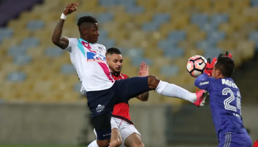 Yony González disputa la pelota con el arquero de Flamengo. 