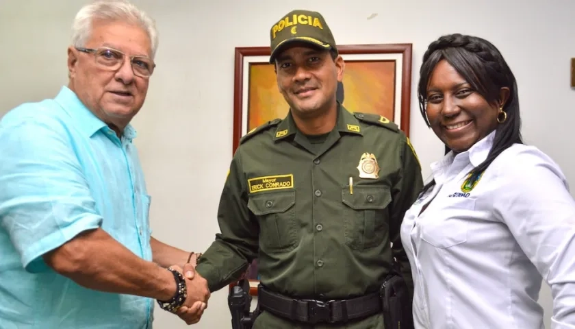 El Alcalde Joao Herrera; el nuevo Comandante, Mayor Erick Conrado y la Secretaria de Gobierno, Josefa Cassiani.