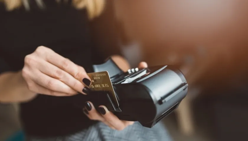 Los expertos recomiendan dar un buen uso a la tarjeta de crédito.