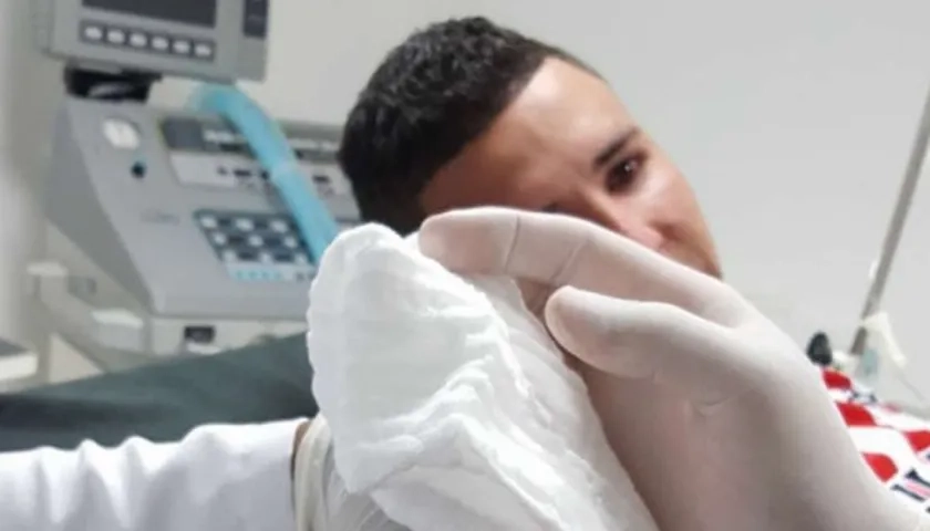 A Leuvis Morales le amputaron sus dedos índice y pulgar de su mano derecha