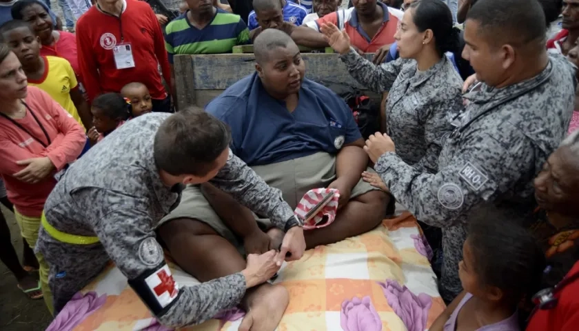 Personal de la Fuerza Aérea atienden a Didier Silva (c) en el municipio de Mosquera, Nariño