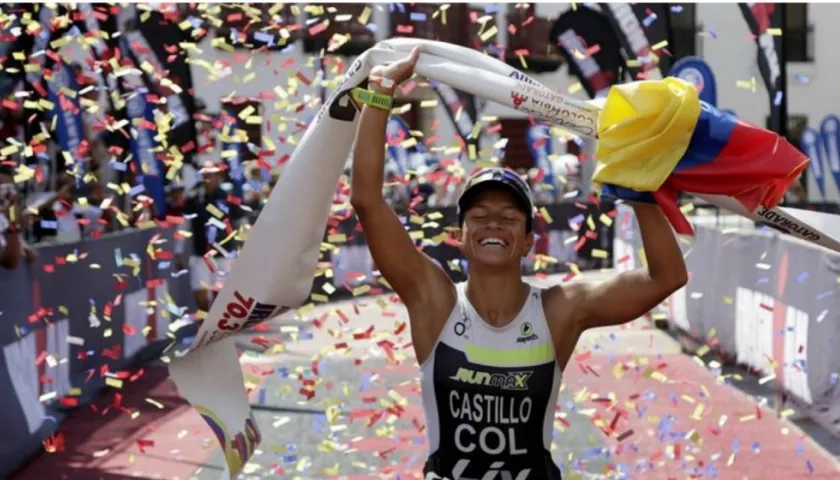 La triatleta colombiana Diana Castillo ganó la medalla de oro en la categoría femenina de profesionales durante la carrera Ironman Cartagena 70.3.