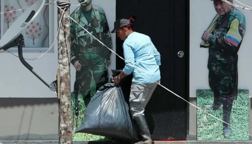 Un integrante de la antigua guerrilla de las FARC en el trabajo de reciclaje.