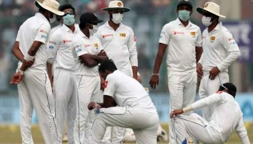 Muchos de los deportistas tuvieron que jugar con máscaras sanitarias en la boca para evitar inhalar el aire contaminado.