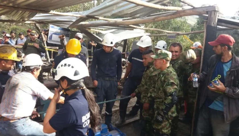 Aún hay 4 mineros dentro del socavón, se lee en el periódico Boyacá 7 días, que está en el lugar. 