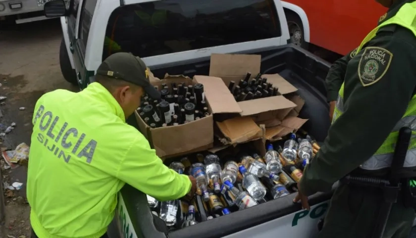 Licor decomisado por la Policía.