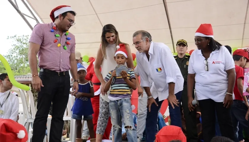 El gobernador Eduardo Verano y la Ministra de Educación Yaneth Giha.