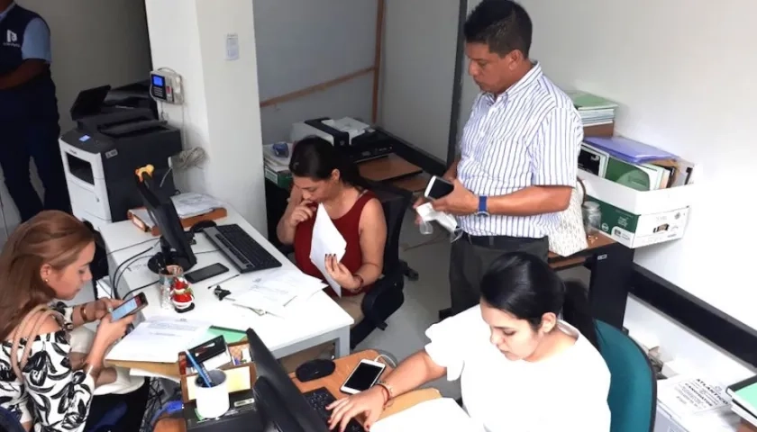 Marbel Pizarro, coordinadora electoral del Atlántico y el delegado William Malpica, atendiendo las modificaciones.