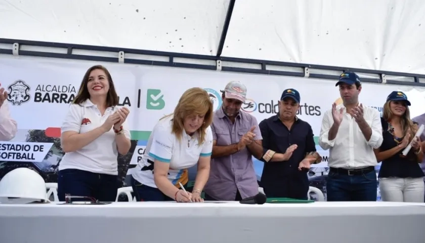 Clara Luz Roldán, directora de Coldeportes, y el Alcalde Alejandro Char.