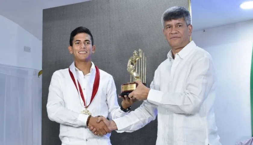 El ciclista Nelson Soto recibe de manos del periodista Estewil Quesada el premio de Deportista del Año 2017, que otorga la Acord Atlántico.