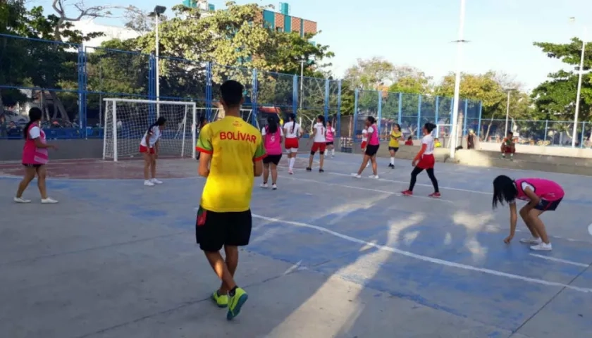 Acción de uno de los partidos del campeonato. 