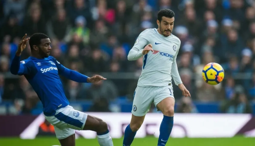 Cuco Martina intenta despojar del balón a Pedro. 