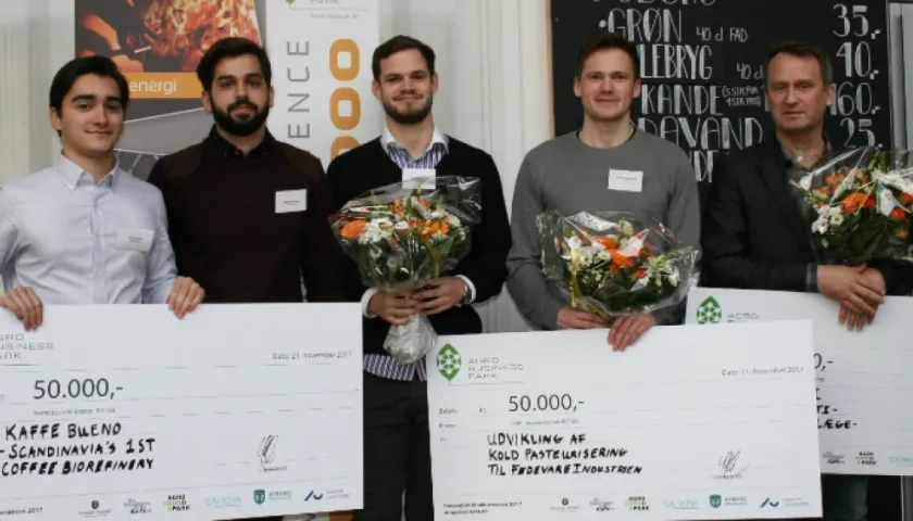 Los barranquilleros Juan Pablo Medina, Alejandro Franco y Camilo Fernández recibiendo el premio.