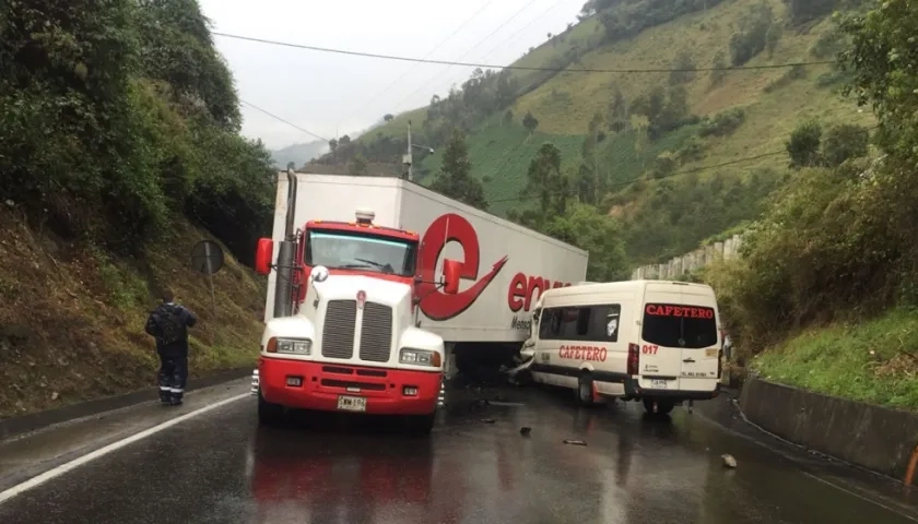 Por el accidente la vía estuvo cerrada.