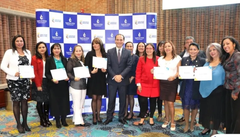 El Superintendente José Miguel Mendoza, despidiéndose de sus colaboradores cercanos.