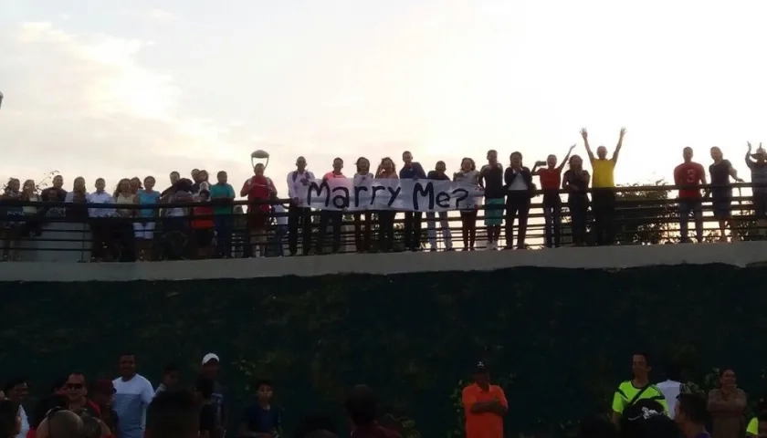 Pancarta con la que pidió su mano.