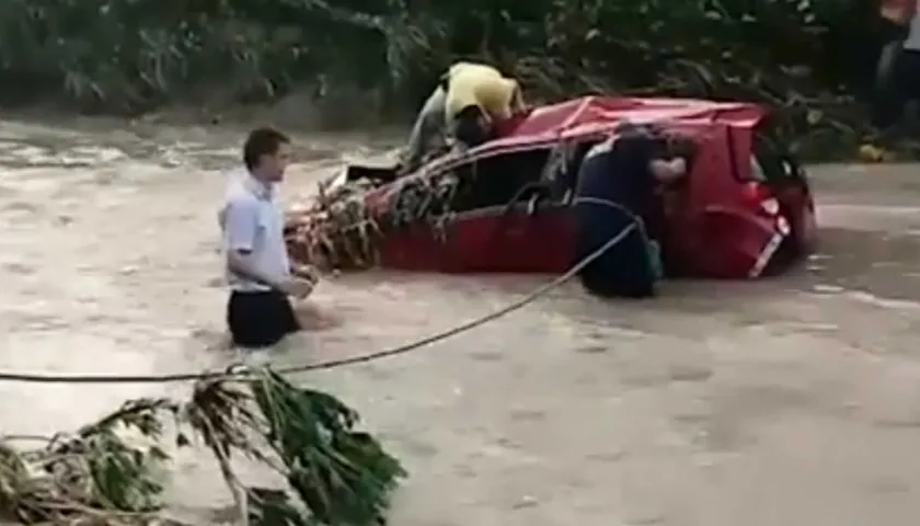 Voluntarios en el rescate del vehículo. 